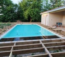 La structure continue à être montée, notamment le tour de piscine