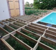 La structure continue à être montée, notamment le tour de piscine