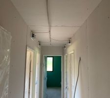 Début installation du chauffage par faux plafond