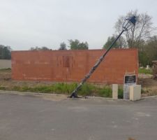 Lampadaire tordu par un camion toupie de maison bell en début de chantier et toujours pas remplacé à ce jour
