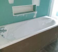 Pose du tablier de la baignoire