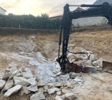 BRH en action pour casser les blocs de pierre