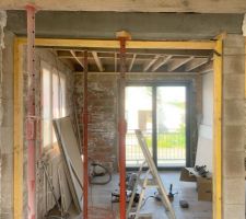 Mise &agrave; niveau des poteaux et fabrication d'un ossature de maintien en bois pour &ecirc;tre s&ucirc;r que les &eacute;l&eacute;ments de pilier ne bouge pas pendant le coulage du b&eacute;ton.