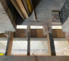 Coulage du b&eacute;ton par le dessus, j'ai ouvert un peu plus le plancher pour avoir acc&egrave;s au poteau et pouvoir y passer une tige pour vibrer le b&eacute;ton.
