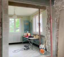 4 jours plus tard d&eacute;coffrage et r&eacute;paration de la ma&ccedil;onnerie du mur porteur. L'ouverture est termin&eacute;, reste plus qua attendre un petit mois que la r&eacute;sistance du b&eacute;ton soit ok avant d'enlever les &eacute;tais.