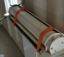 Equipements volets roulants d'occassion, démontés d'un coffret usagé et installé dans les coffrets de la maison, le constructeur a installé des volets d'occassion récupérés, je vous laisse le soin de vous faire votre avis personnel sur les méthodes de ce constructeur pour augmenter sa marge.