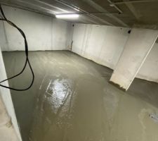 Le sous sol étant sur du L?ss impossible de faire sécher celui ci
Du coup on a décidé de le bétonner nous même? juste histoire d?être tranquille (beton 350 + hydrofuge) nous l?avons fait en 3x