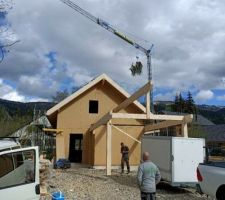 Charpente du carport en cours,toit de la maison prêt à être tuilé