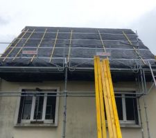 Pose de l'isolant sous toiture, face nord termin&eacute;e.