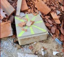 D&eacute;couverte d'une 2nd cuve apr&egrave;s que les voisins aient remblay&eacute; et d&eacute;barrasser leurs fournitures de notre terrain.