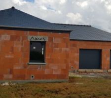 Facade de la maison, les 2 portes de garage sont superbe Fournisseur FENETREA apsect granuleuse largement mieux que l'aspect lisse