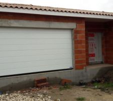 Maison hors d'eau / hors d'air
Porte de garage qui devrait être gris clair et non blanc : à changer