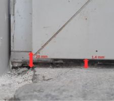 Pas de la porte d'entr&eacute;e, avec porte ferm&eacute;e dessus.