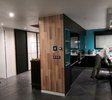 Finition du mur cuisine/ entrée en effet bois
