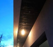 Faux plafond en bois brûlé
