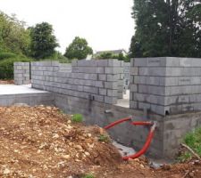 Vue générale de l'arrière de la maison, en 1er plan porte du cellier