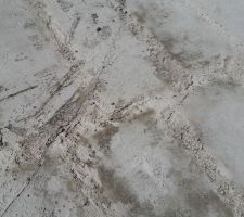 Bonjour, voila l'&eacute;tat de surface que le constructeur veut me laisser dans le garage??
Autant laisser la voiture dehors....