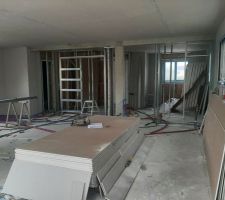 Placo des murs du rdc fini. Vu sur la porte coulissante et la chambre  avec sa sdb