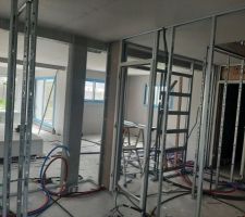 Placo des murs du rdc fini début des cloisons