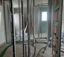Placo des murs du rdc fini début des cloisons. Couloir entre la buanderie et l entrée
