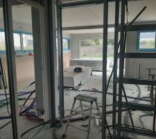 Placo des murs du rdc fini début des cloisons . Couloir entrée
