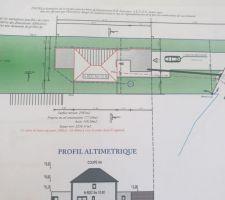 Plan permis : la rue se trouve devant le garage, la maison est en longueur