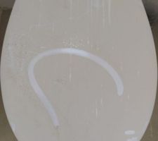 Réception : Voilà l'état de propreté de la maison laissé par le constructeur. De la poussière partout sur le sol et sur les accessoires. Photo prise par l'huissier.