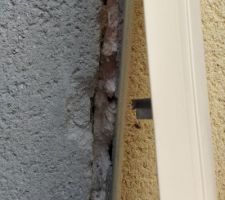 Réception : Voilà l'état de finition de l'enduit. Pas de baguette d'angle et enduit sans finition correcte. Pour le constructeur c'est normal.