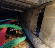 Réception : Un petit tour dans le vide technique et on s'aperçois vite de la qualité du travail de cette société. Vous pensez probablement que cette tuyauterie est un tuyau d'évacuation ? Et bien non, le constructeur a fait passé une conduite de gaz de 8m 50 de long dans cette ce tuyau gris qui sert de fourreau. Il aurait pu mettre un fourreau jaune destiné habituellement aux conduite de gaz.
