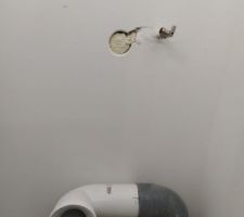 Réception : Surprise en démontant le WC du rez-de-Chaussée pour que nous puissions faire le carrelage. Chez Idéal Logis on ne bouche pas les trous cachés.