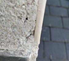 Réception : Epaufrure près du solin. Le constructeur me dit qu'il n'est pas possible de faire mieux.
