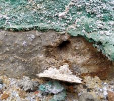 Réception : détail sur le pourtour de la maison. Heureusement bouché par la suite mais l'anti termites sera absent à cet endroit.