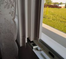 Absence de tringle pour stopper l'ouverture de la fenêtre