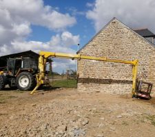 Démolition d'une bande béton sur le pignon et remplacement par des joints à la chaux