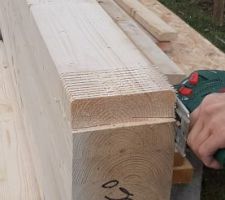 Découpe à la scie sauteuse des lamelles taillées à la scie circulaire.