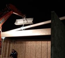 Mise en place de la poutre à l'aide de la mini-pelle. Orchidounette conduit la minipelle, et elle ne voit pas ce qu'elle fait.