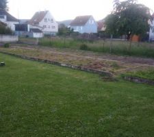 Voilà nous y sommes!!! Après plusieurs mois d'attente entre le dépôt du permis puis l'autorisation ainsi que toutes les démarches administratives, le travaux de terrassement ont commencé le samedi 29 Mai!
Le constructeur Maison Amann nous avait indiqué que cela commençait encore en Mai: il avait raison!!
Avec le soleil au RDV!!
Le terrassier a enlevé les souches et fait le trou, le tout en une matinée et très professionnel.
Je rajoute que le constructeur est même venu un samedi matin (alors qu'il a eu un événement familial dans la semaine) pour superviser l'ouverture de chantier: Vraiment très correct de sa part! pourvu que ca dure!!

La prochaine étape interviendra dans la semaine avec les fondations!!
@ très vite :)