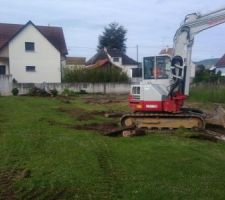 Voilà nous y sommes!!! Après plusieurs mois d'attente entre le dépôt du permis puis l'autorisation ainsi que toutes les démarches administratives, le travaux de terrassement ont commencé le samedi 29 Mai!
Le constructeur Maison Amann nous avait indiqué que cela commençait encore en Mai: il avait raison!!
Avec le soleil au RDV!!
Le terrassier a enlevé les souches et fait le trou, le tout en une matinée et très professionnel.
Je rajoute que le constructeur est même venu un samedi matin (alors qu'il a eu un événement familial dans la semaine) pour superviser l'ouverture de chantier: Vraiment très correct de sa part! pourvu que ca dure!!

La prochaine étape interviendra dans la semaine avec les fondations!!
@ très vite :)