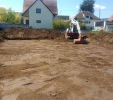 Voilà nous y sommes!!! Après plusieurs mois d'attente entre le dépôt du permis puis l'autorisation ainsi que toutes les démarches administratives, le travaux de terrassement ont commencé le samedi 29 Mai!
Le constructeur Maison Amann nous avait indiqué que cela commençait encore en Mai: il avait raison!!
Avec le soleil au RDV!!
Le terrassier a enlevé les souches et fait le trou, le tout en une matinée et très professionnel.
Je rajoute que le constructeur est même venu un samedi matin (alors qu'il a eu un événement familial dans la semaine) pour superviser l'ouverture de chantier: Vraiment très correct de sa part! pourvu que ca dure!!

La prochaine étape interviendra dans la semaine avec les fondations!!
@ très vite :)