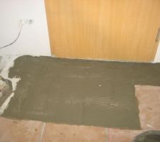 Encollage avec le peigne à gauche.