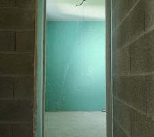Finition encadrement porte entre le garage et la maison