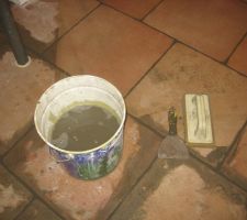 Les joints avec le couteau et nettoyage au talochon.