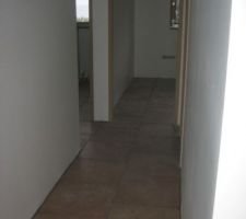 Le couloir avec seulement 2 carrelages sur la largeur.