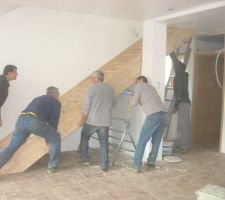 Pas moins de 5 pour le mettre en place.
Escalier droit en évéa.
