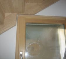 Découpe du limon pour la fenêtre.
On remarquera le vitrage extérieur cassé
par mon fils de 8 ans. ce qui lui a valu une suspension de son argent de poche jusqu'à sa maturité.