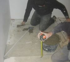 Vérification des niveaux au laser.