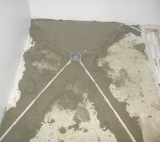 C'est parti pour la réalisation au mortier des pentes. (alternative au bac à carreler)