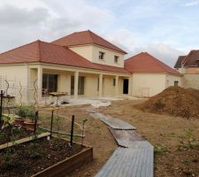 Enfin nous y sommes ! Le crépis est presque terminé, le peintre a commencé à enduire les murs et plafonds, il ne reste que le plombier qui doit finir et ensuite réceptiiiiion ! On voit enfin le bout et celui qui n'a jamais fait construire ne sait pas quel stress ça représente(nous avons rénové) et avons la vision des deux et bien nous étions moins stressés en rénovation, à chacun son expérience !!
