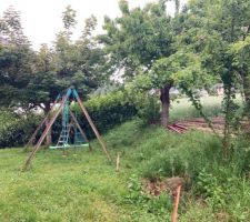 3 petits piquets et des arbres à abattre