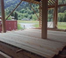 Pour la livraison et stockage des fenêtres : plancher provisoire en 27mm sur lambourdes